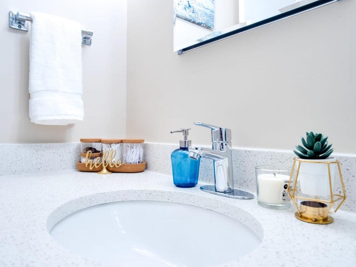 Gorgeous 2Br Condo W Parking Patio Coffee! Calgary Extérieur photo